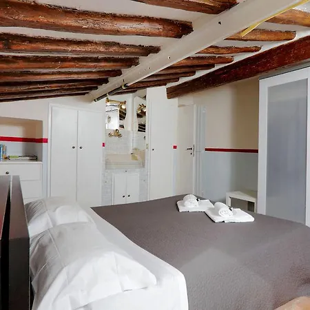 Trevi Fountain Apartments Daire